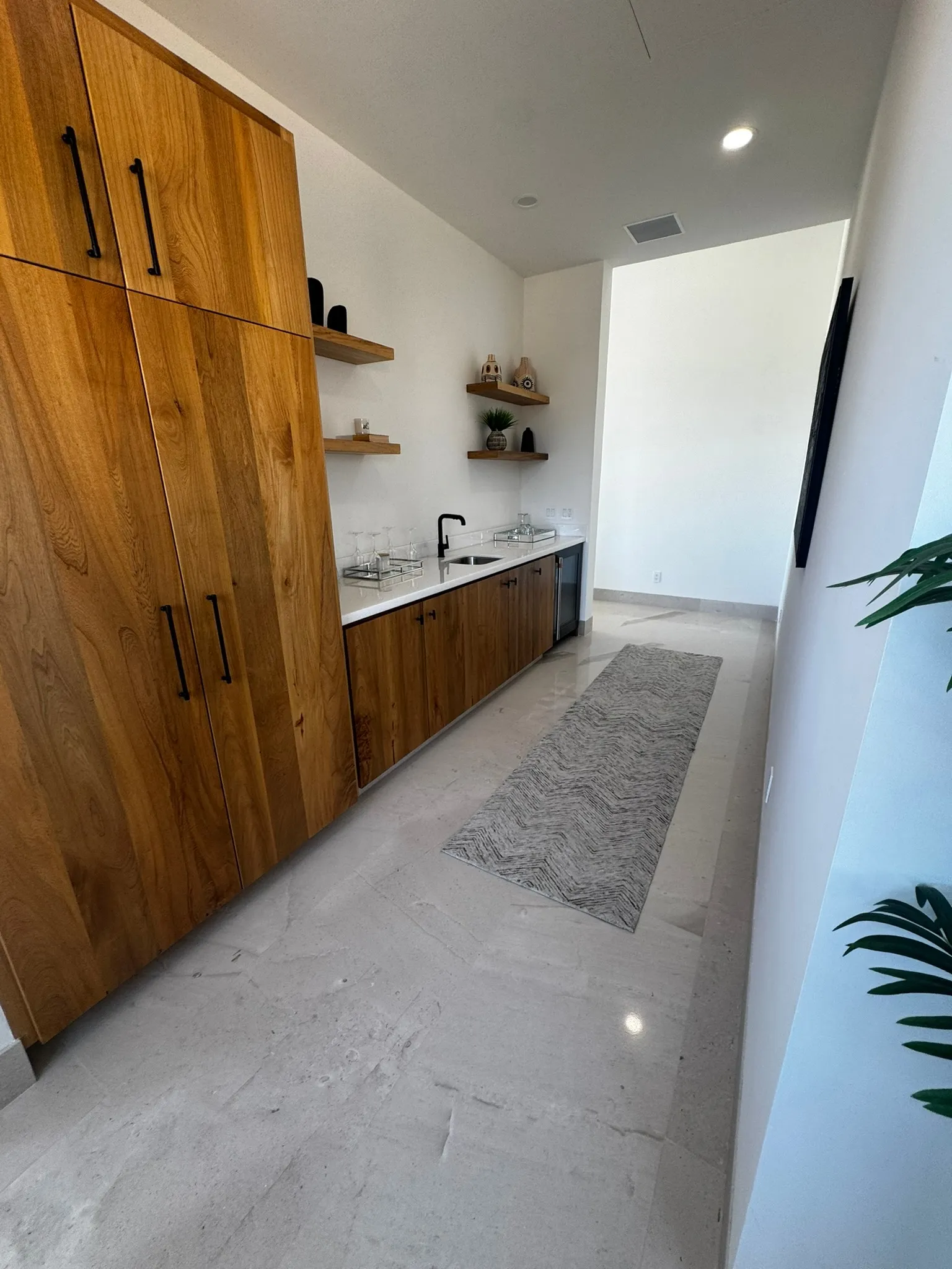 Compound - ocean view master bar